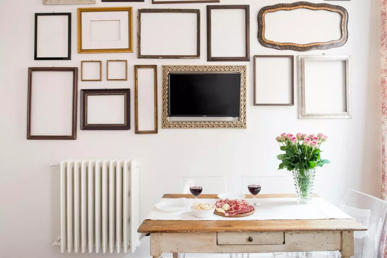 Apartment 806 table