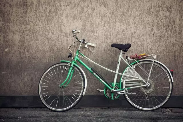 Bo in bike